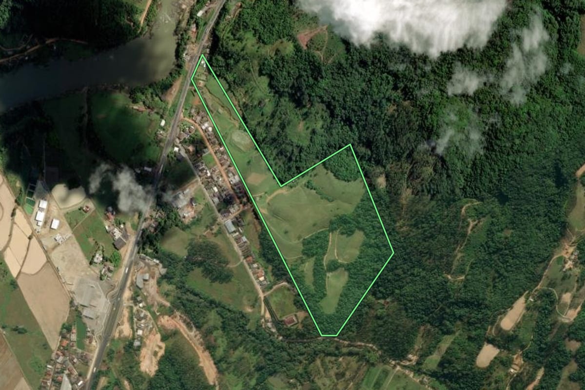Imagem de satélite do imóvel rural em Ascurra (SC), com o contorno declarado no CAR desenhado por cima.