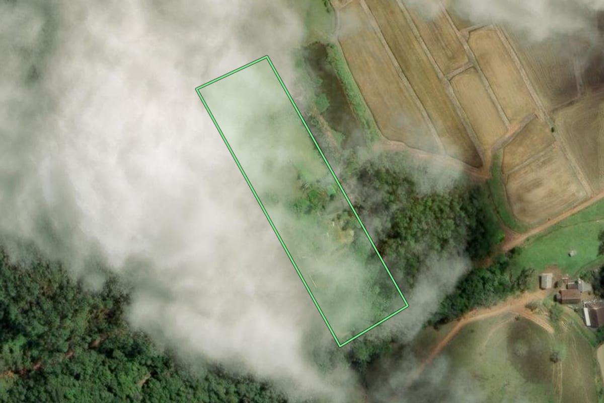 Imagem de satélite do imóvel rural em Ascurra (SC), com o contorno declarado no CAR desenhado por cima.