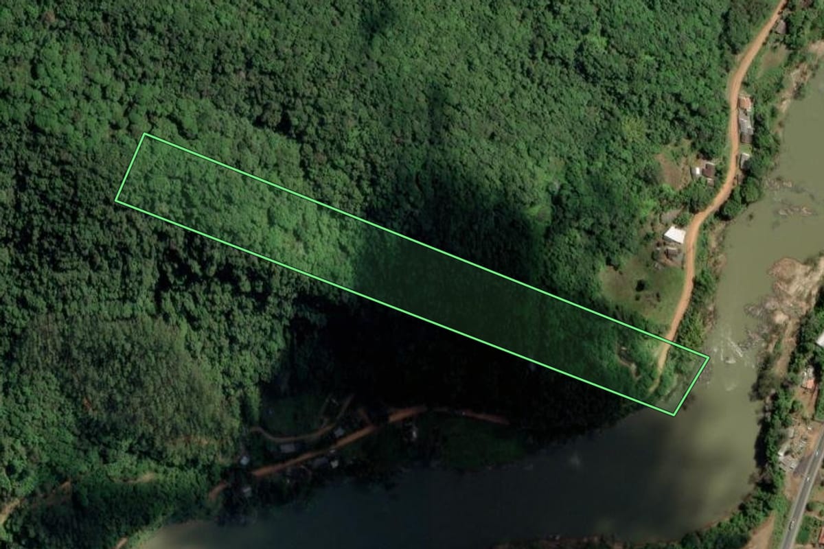 Imagem de satélite do imóvel rural em Ascurra (SC), com o contorno declarado no CAR desenhado por cima.
