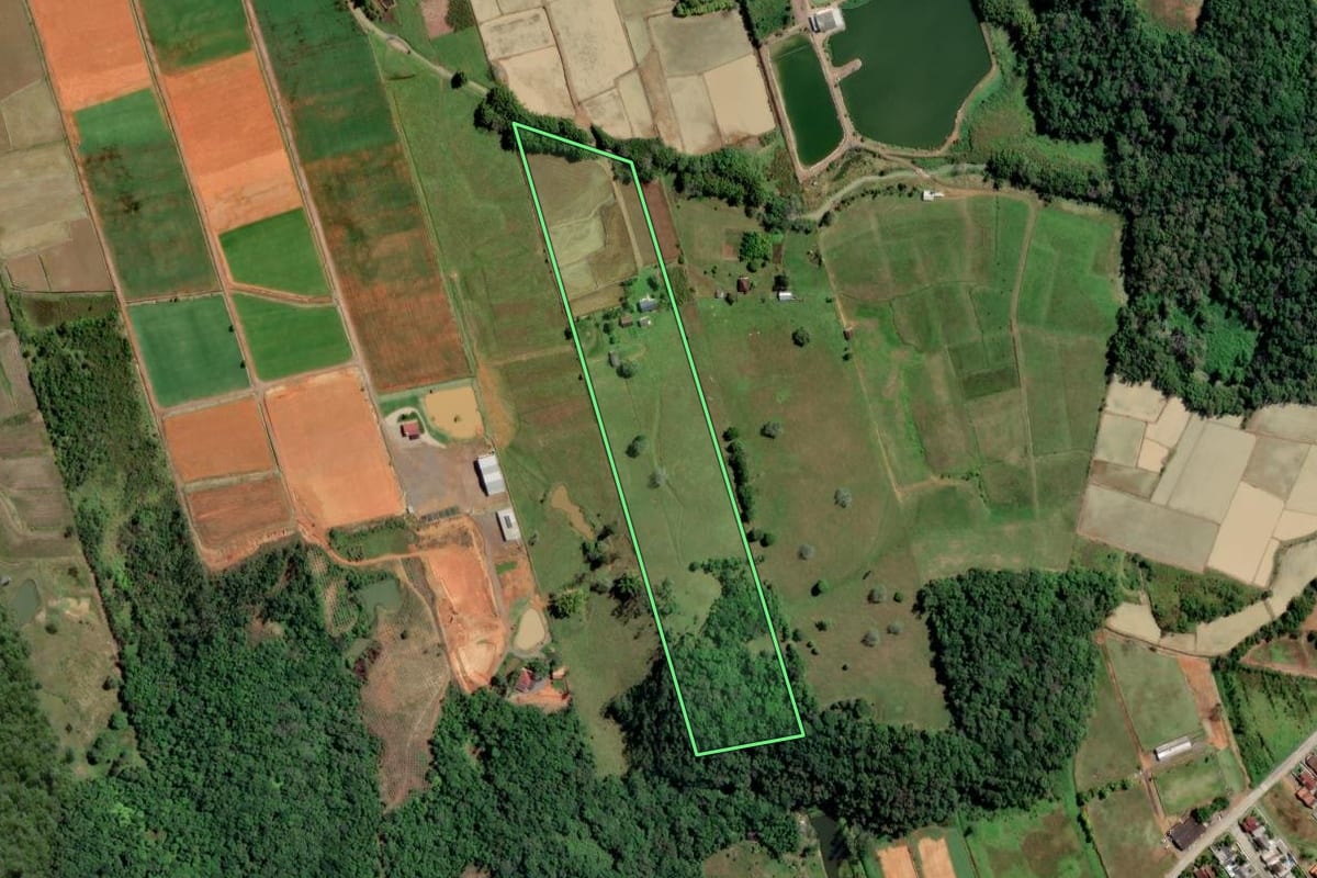 Imagem de satélite do imóvel rural em Ascurra (SC), com o contorno declarado no CAR desenhado por cima.