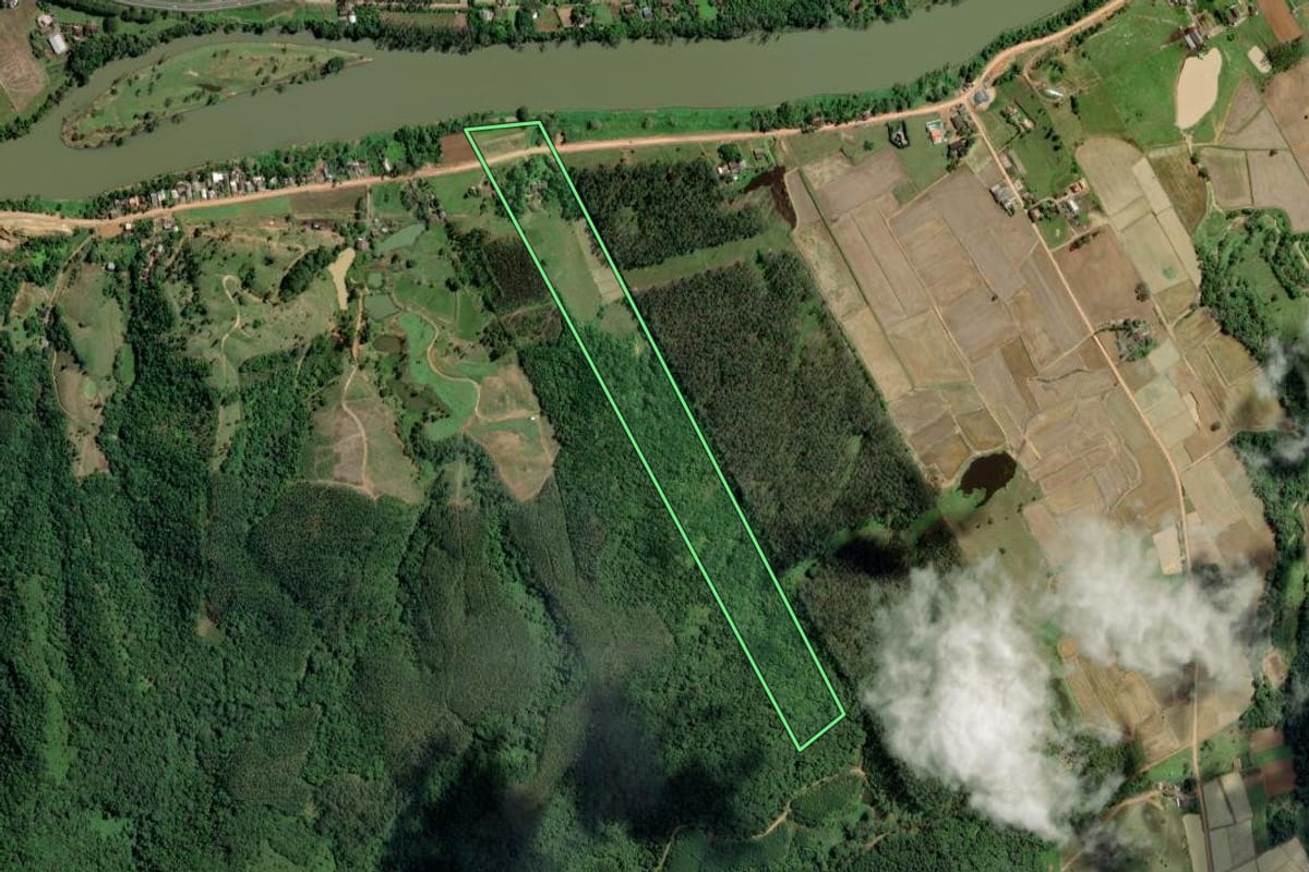 Imagem de satélite do imóvel rural em Ascurra (SC), com o contorno declarado no CAR desenhado por cima.