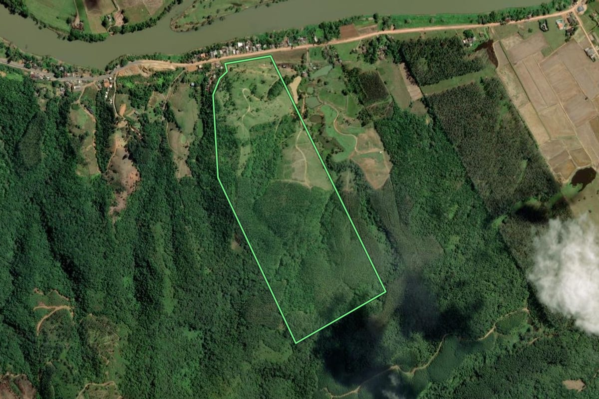 Imagem de satélite do imóvel rural em Ascurra (SC), com o contorno declarado no CAR desenhado por cima.