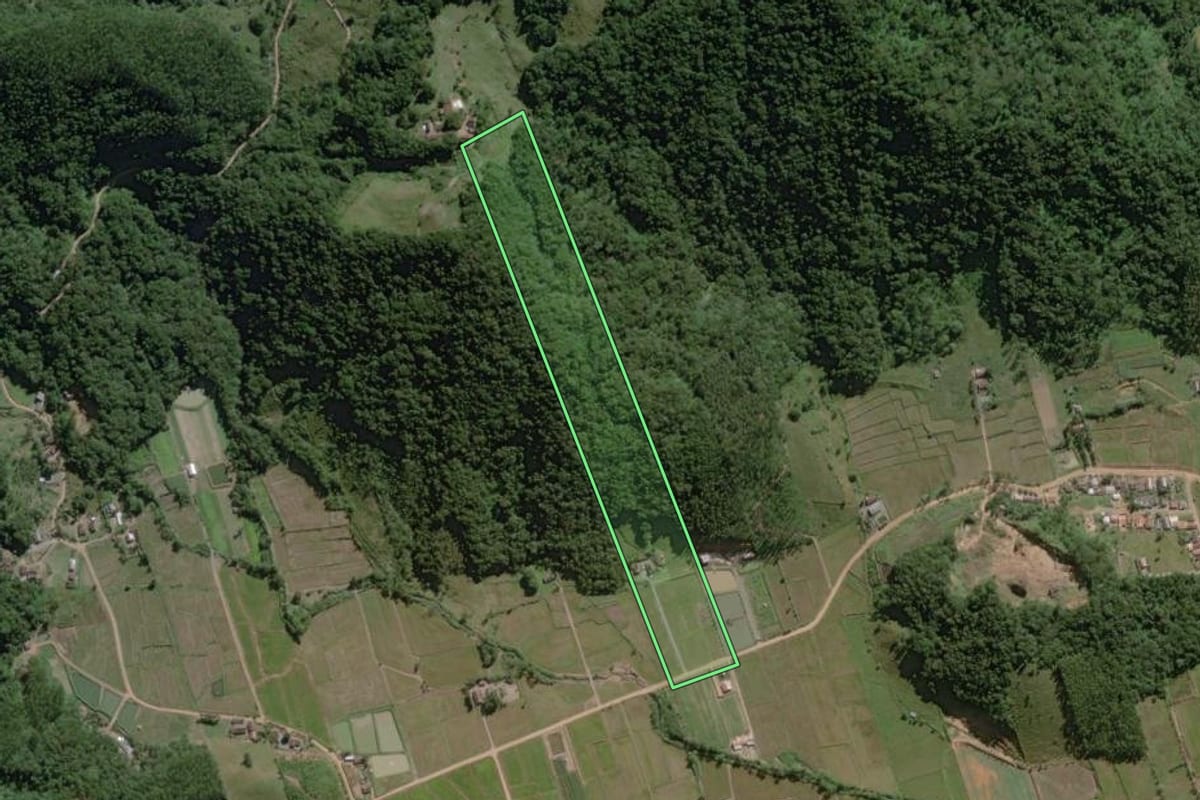 Imagem de satélite do imóvel rural em Ascurra (SC), com o contorno declarado no CAR desenhado por cima.