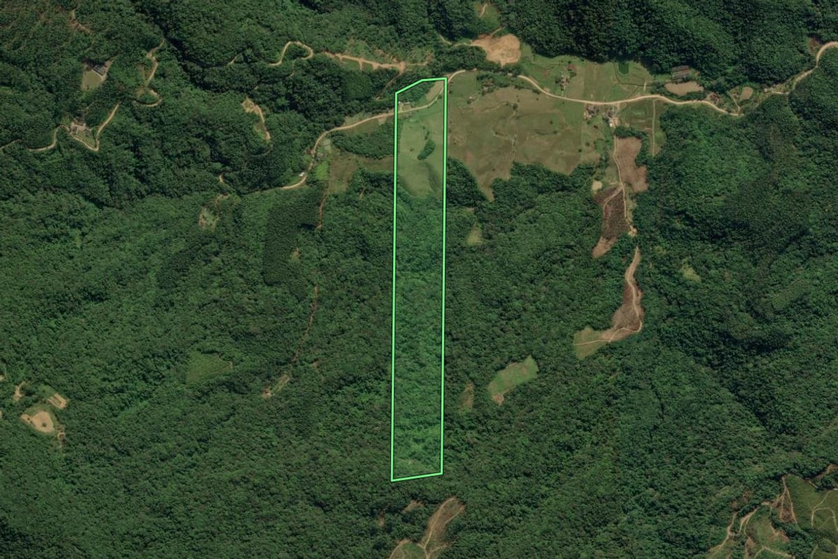 Imagem de satélite do imóvel rural em Ascurra (SC), com o contorno declarado no CAR desenhado por cima.