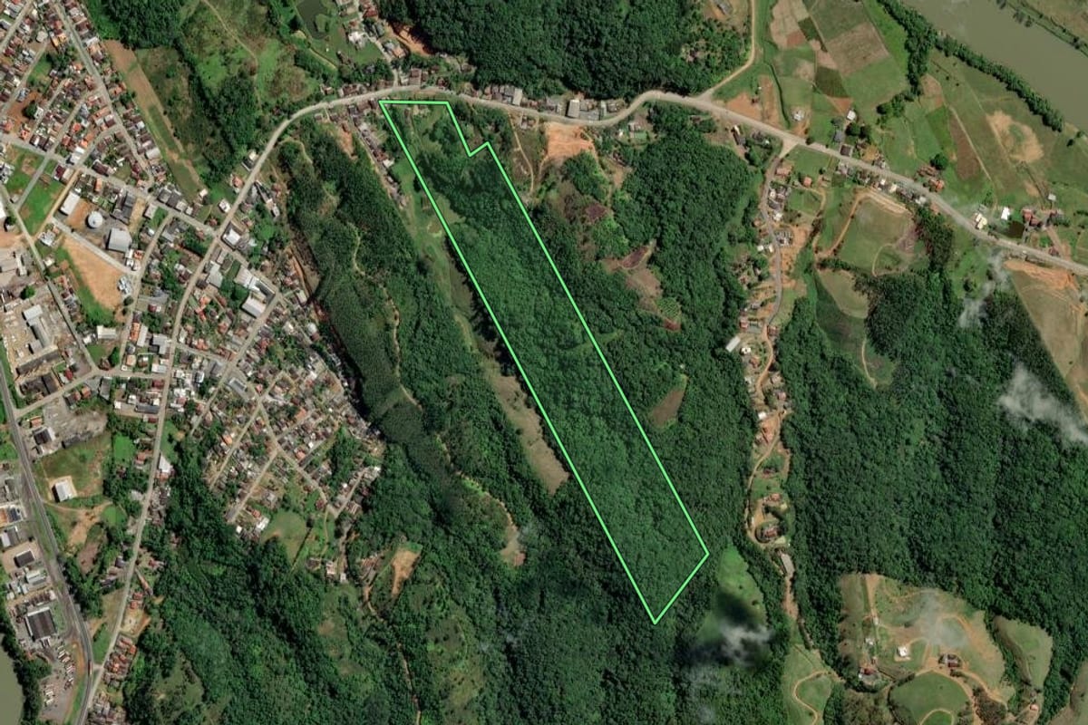 Imagem de satélite do imóvel rural em Ascurra (SC), com o contorno declarado no CAR desenhado por cima.