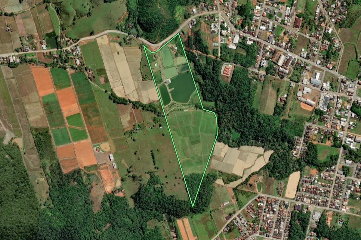 Imagem de satélite do imóvel rural em Ascurra (SC), com o contorno declarado no CAR desenhado por cima.