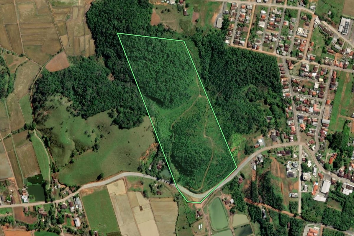 Imagem de satélite do imóvel rural em Ascurra (SC), com o contorno declarado no CAR desenhado por cima.