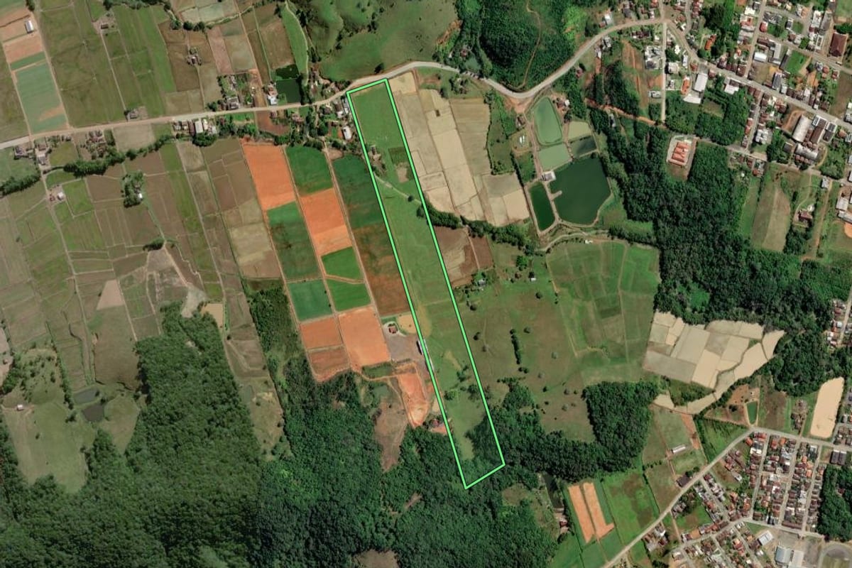 Imagem de satélite do imóvel rural em Ascurra (SC), com o contorno declarado no CAR desenhado por cima.