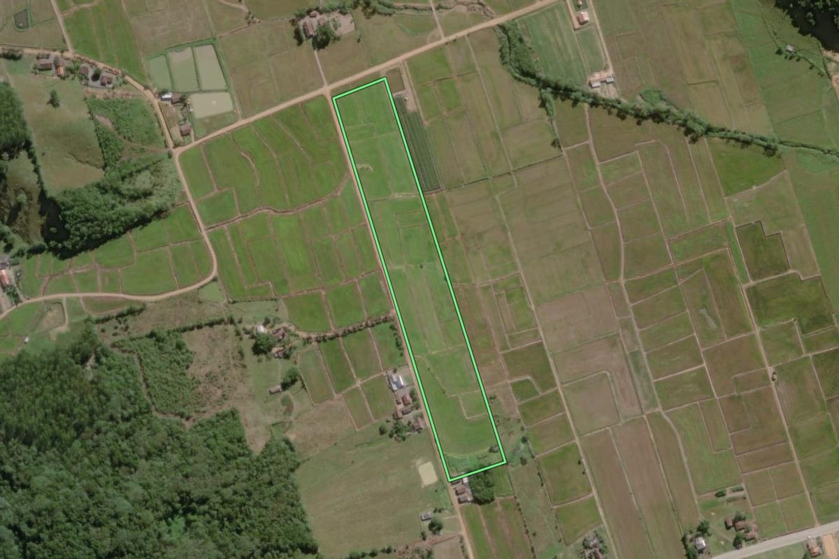 Imagem de satélite do imóvel rural em Ascurra (SC), com o contorno declarado no CAR desenhado por cima.