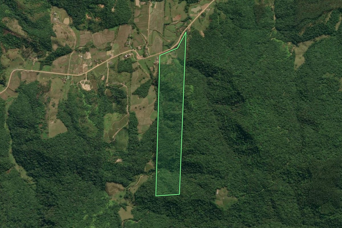 Imagem de satélite do imóvel rural em Ascurra (SC), com o contorno declarado no CAR desenhado por cima.