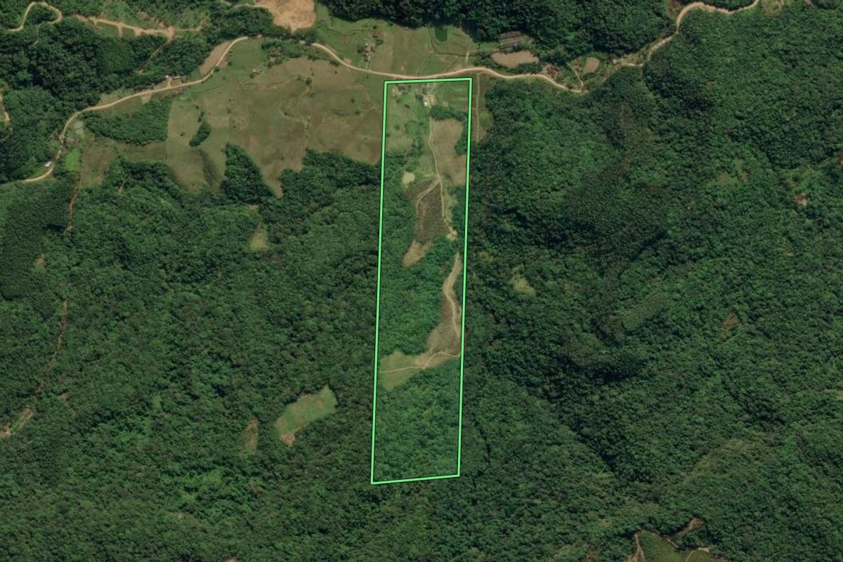 Imagem de satélite do imóvel rural em Ascurra (SC), com o contorno declarado no CAR desenhado por cima.