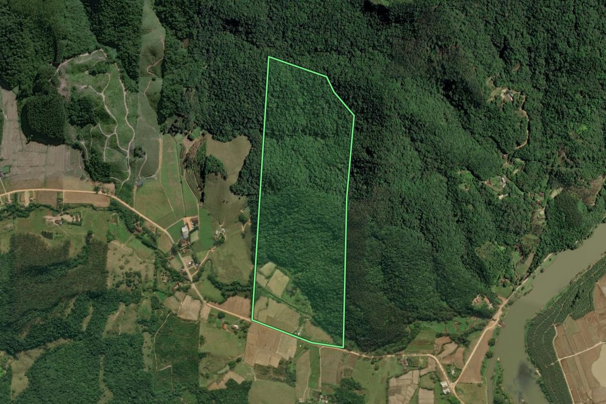 Imagem de satélite do imóvel rural em Ascurra (SC), com o contorno declarado no CAR desenhado por cima.