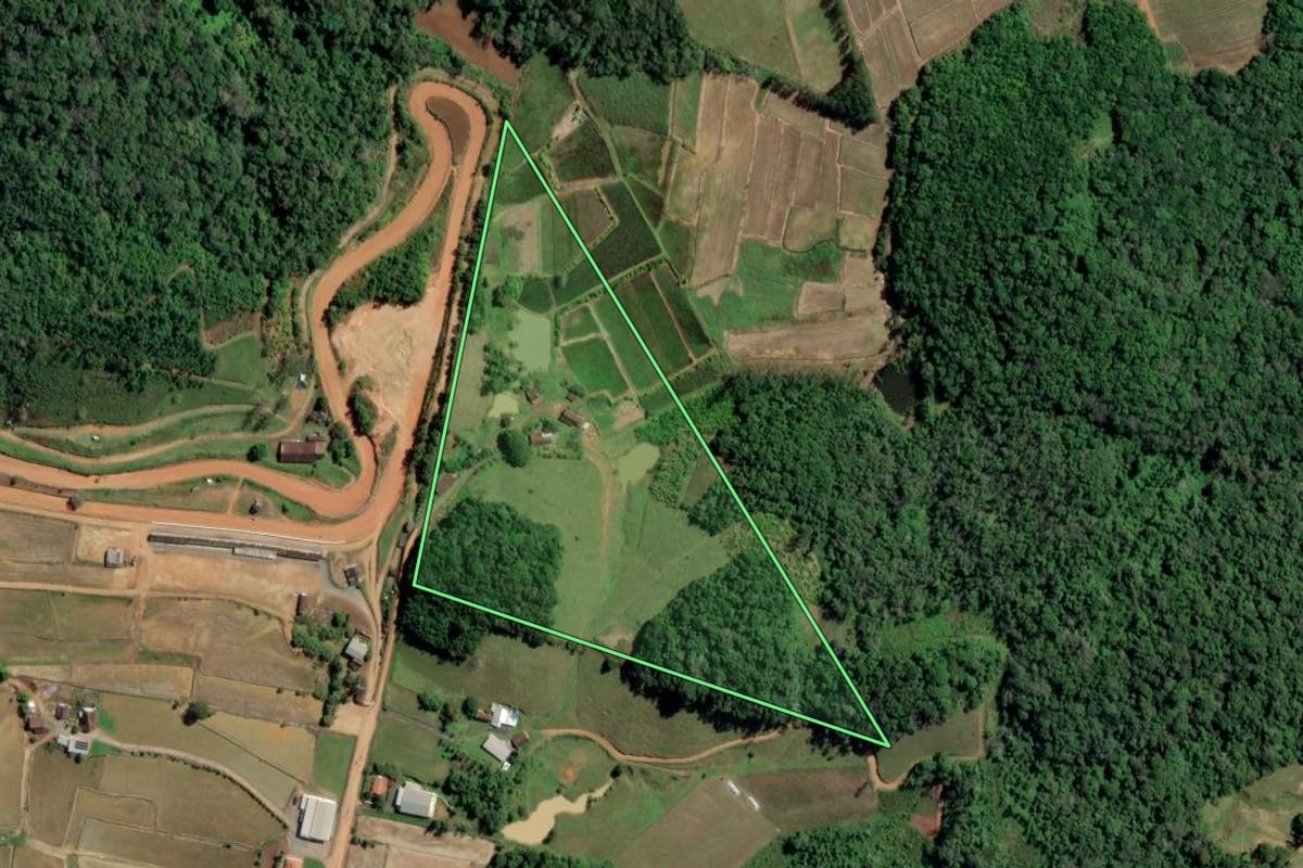 Imagem de satélite do imóvel rural em Ascurra (SC), com o contorno declarado no CAR desenhado por cima.