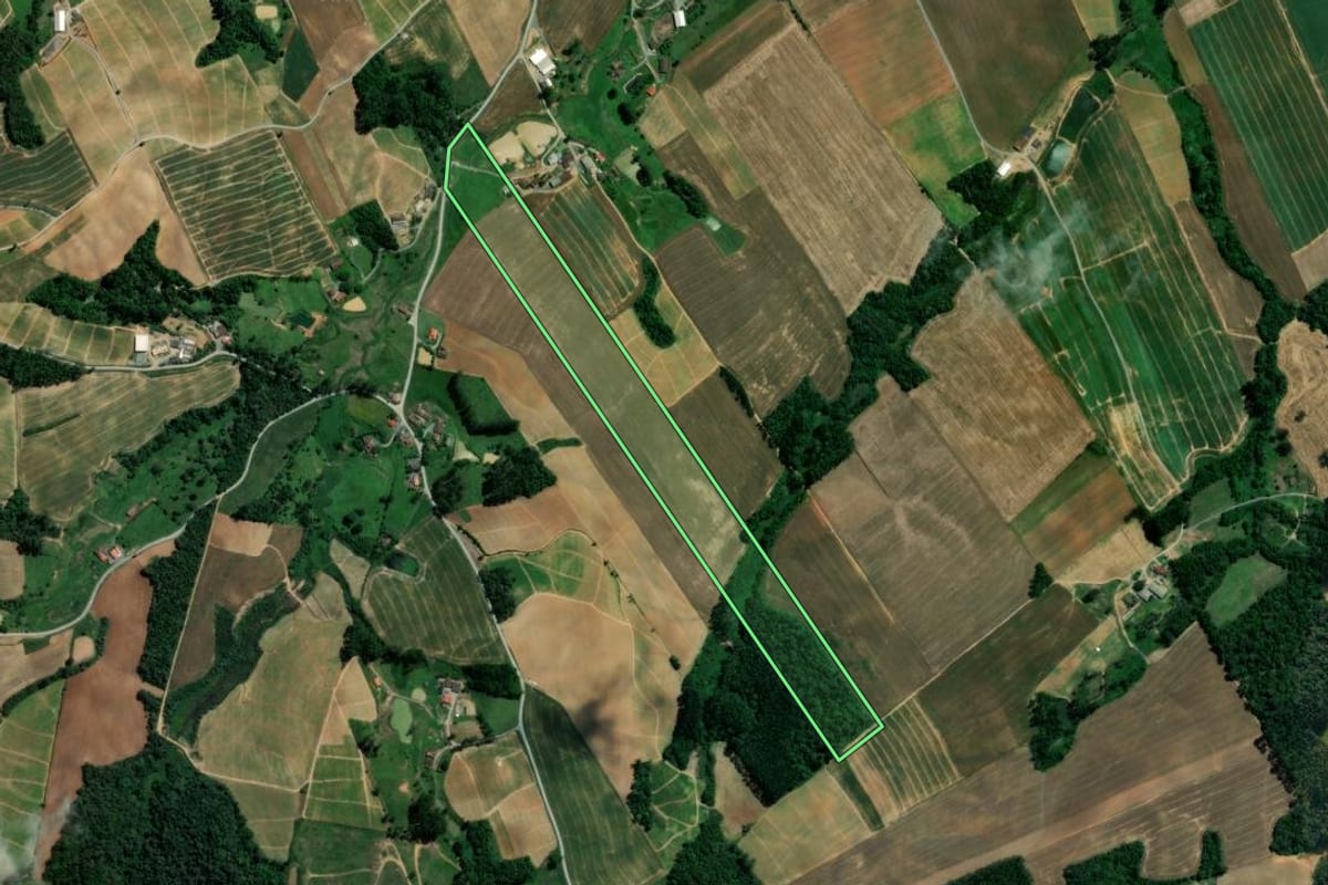 Imagem de satélite do imóvel rural em Atalanta (SC), com o contorno declarado no CAR desenhado por cima.