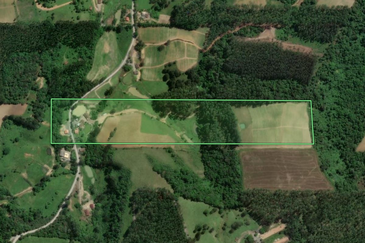 Imagem de satélite do imóvel rural em Atalanta (SC), com o contorno declarado no CAR desenhado por cima.