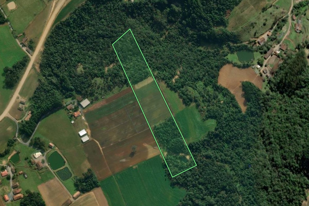 Imagem de satélite do imóvel rural em Atalanta (SC), com o contorno declarado no CAR desenhado por cima.