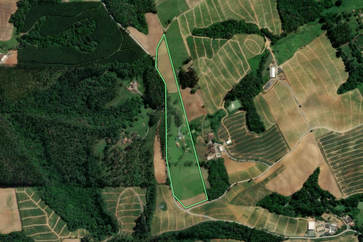 Imagem de satélite do imóvel rural em Atalanta (SC), com o contorno declarado no CAR desenhado por cima.