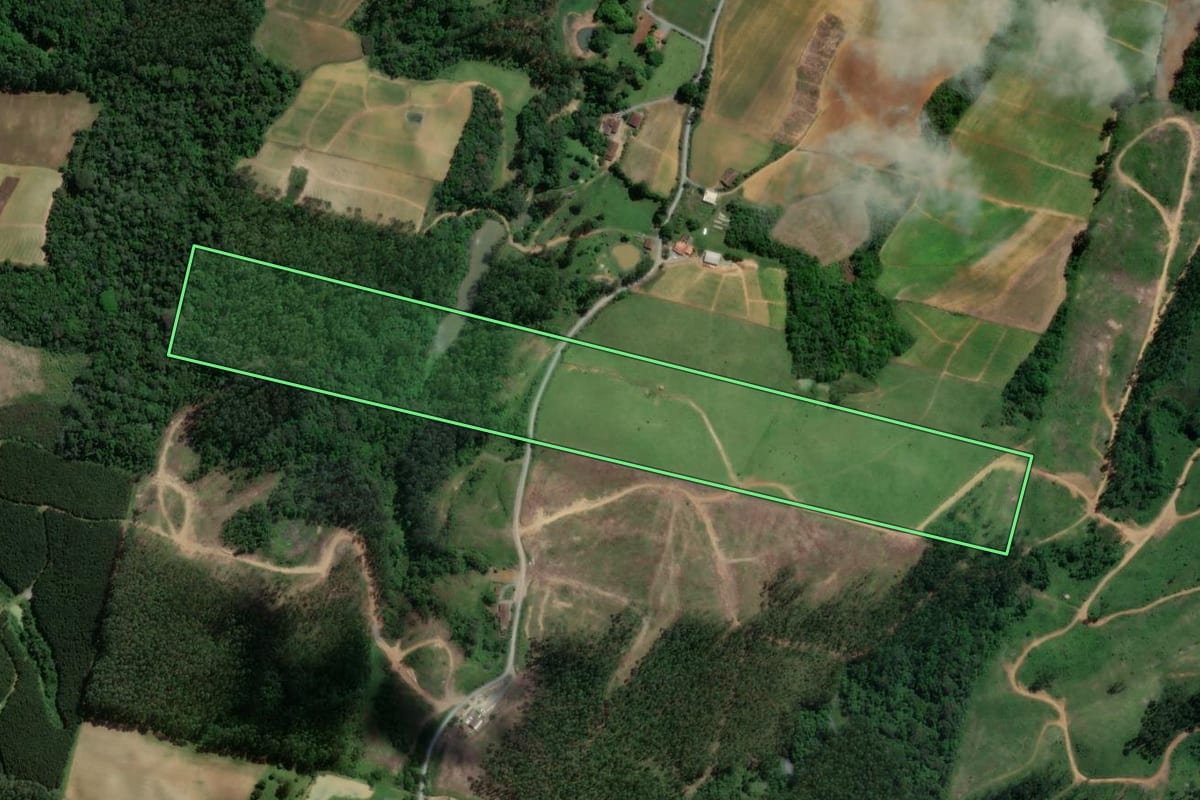 Imagem de satélite do imóvel rural em Atalanta (SC), com o contorno declarado no CAR desenhado por cima.