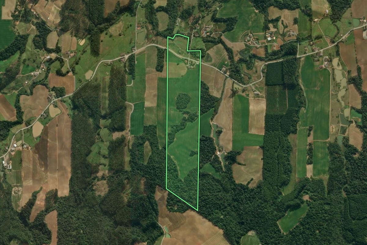 Imagem de satélite do imóvel rural em Atalanta (SC), com o contorno declarado no CAR desenhado por cima.