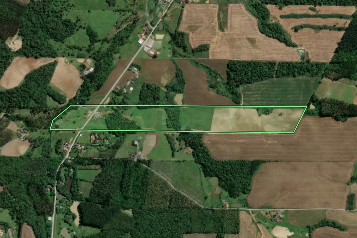 Imagem de satélite do imóvel rural em Atalanta (SC), com o contorno declarado no CAR desenhado por cima.