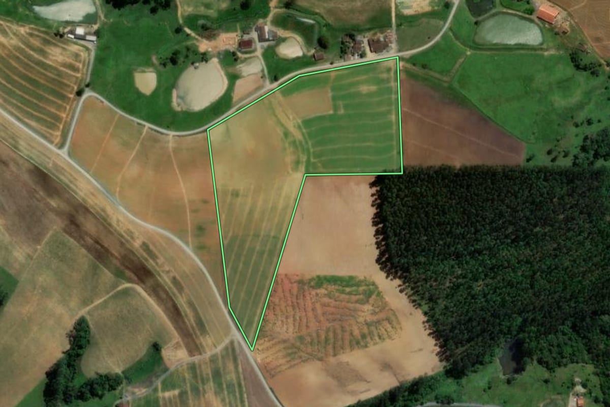 Imagem de satélite do imóvel rural em Atalanta (SC), com o contorno declarado no CAR desenhado por cima.