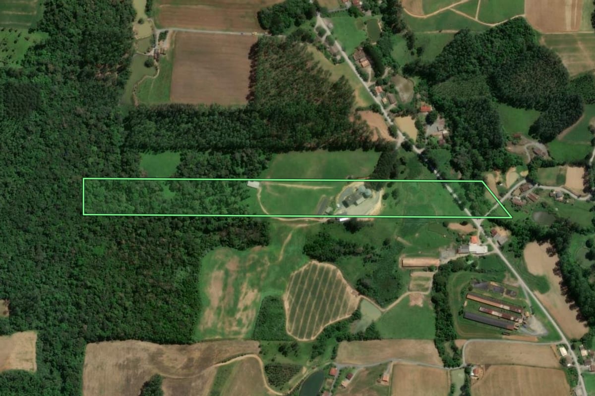 Imagem de satélite do imóvel rural em Atalanta (SC), com o contorno declarado no CAR desenhado por cima.