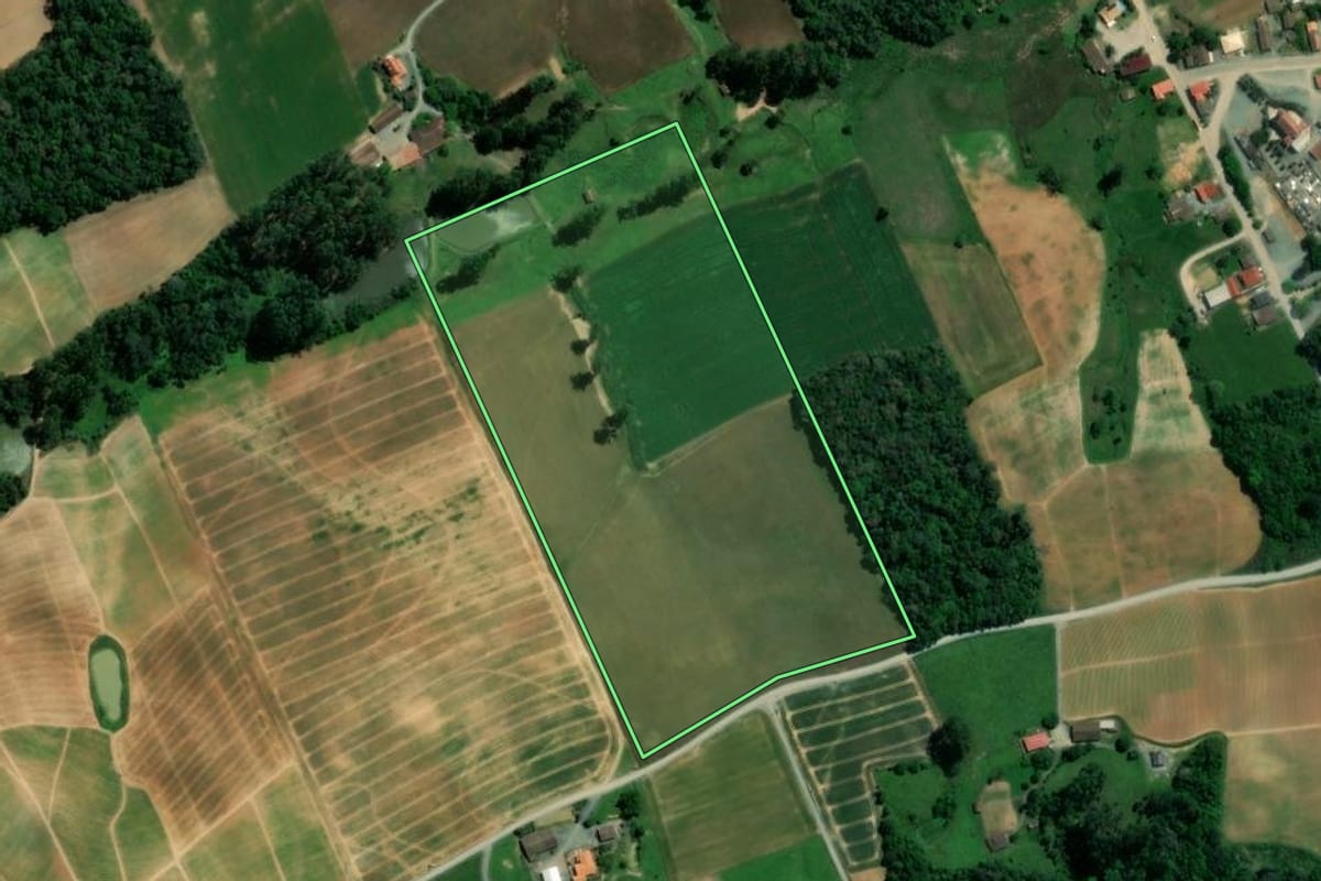 Imagem de satélite do imóvel rural em Atalanta (SC), com o contorno declarado no CAR desenhado por cima.