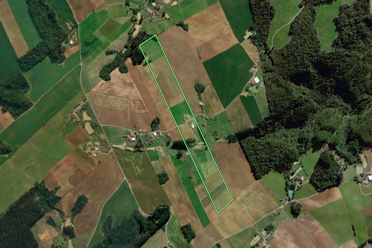 Imagem de satélite do imóvel rural em Atalanta (SC), com o contorno declarado no CAR desenhado por cima.