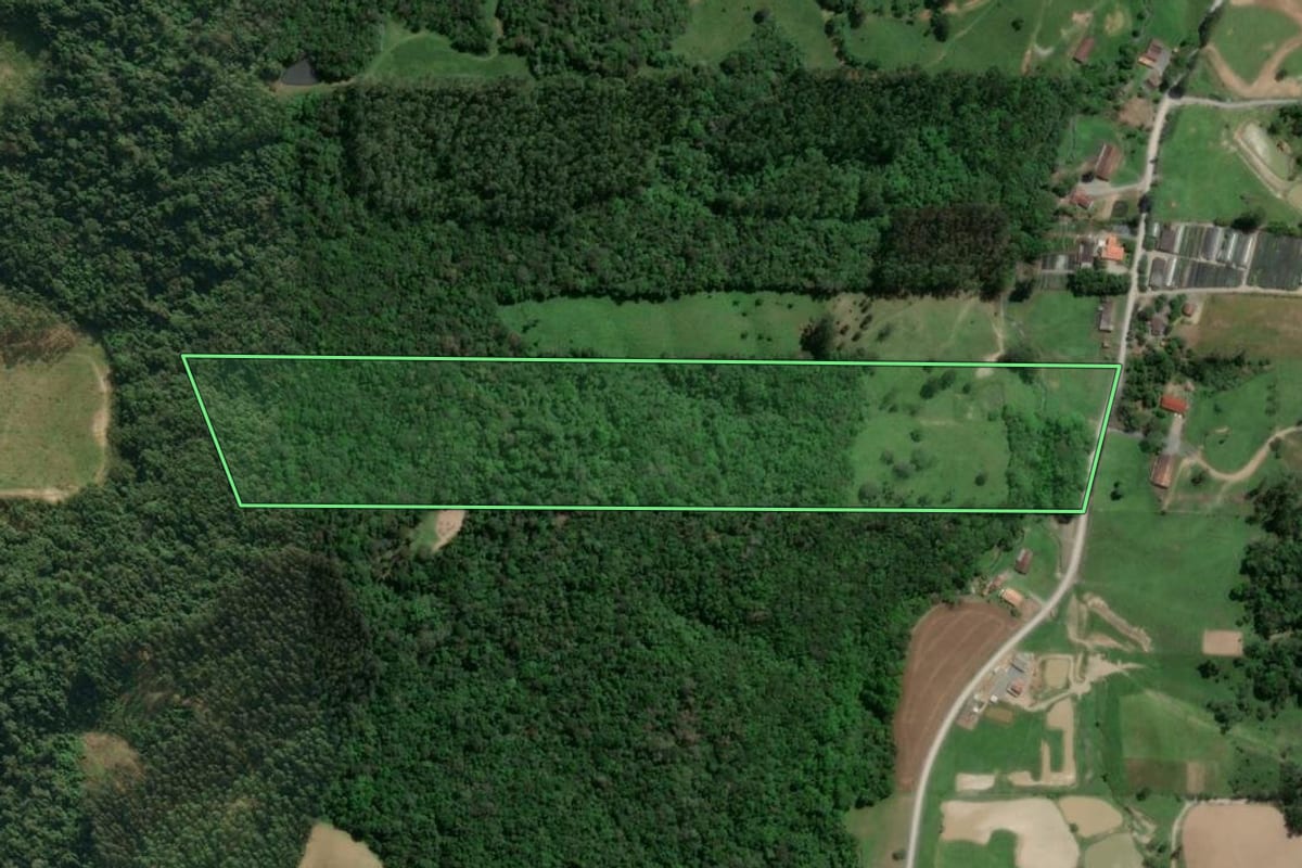 Imagem de satélite do imóvel rural em Atalanta (SC), com o contorno declarado no CAR desenhado por cima.