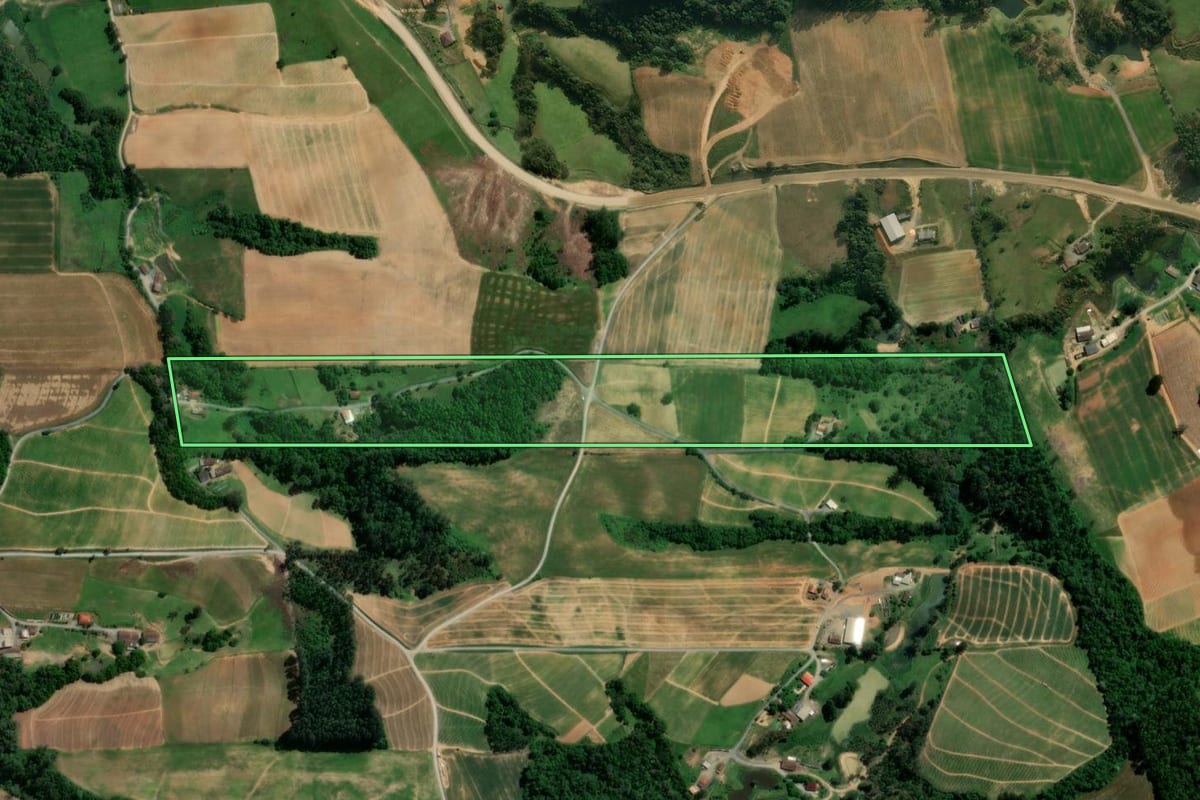 Imagem de satélite do imóvel rural em Atalanta (SC), com o contorno declarado no CAR desenhado por cima.