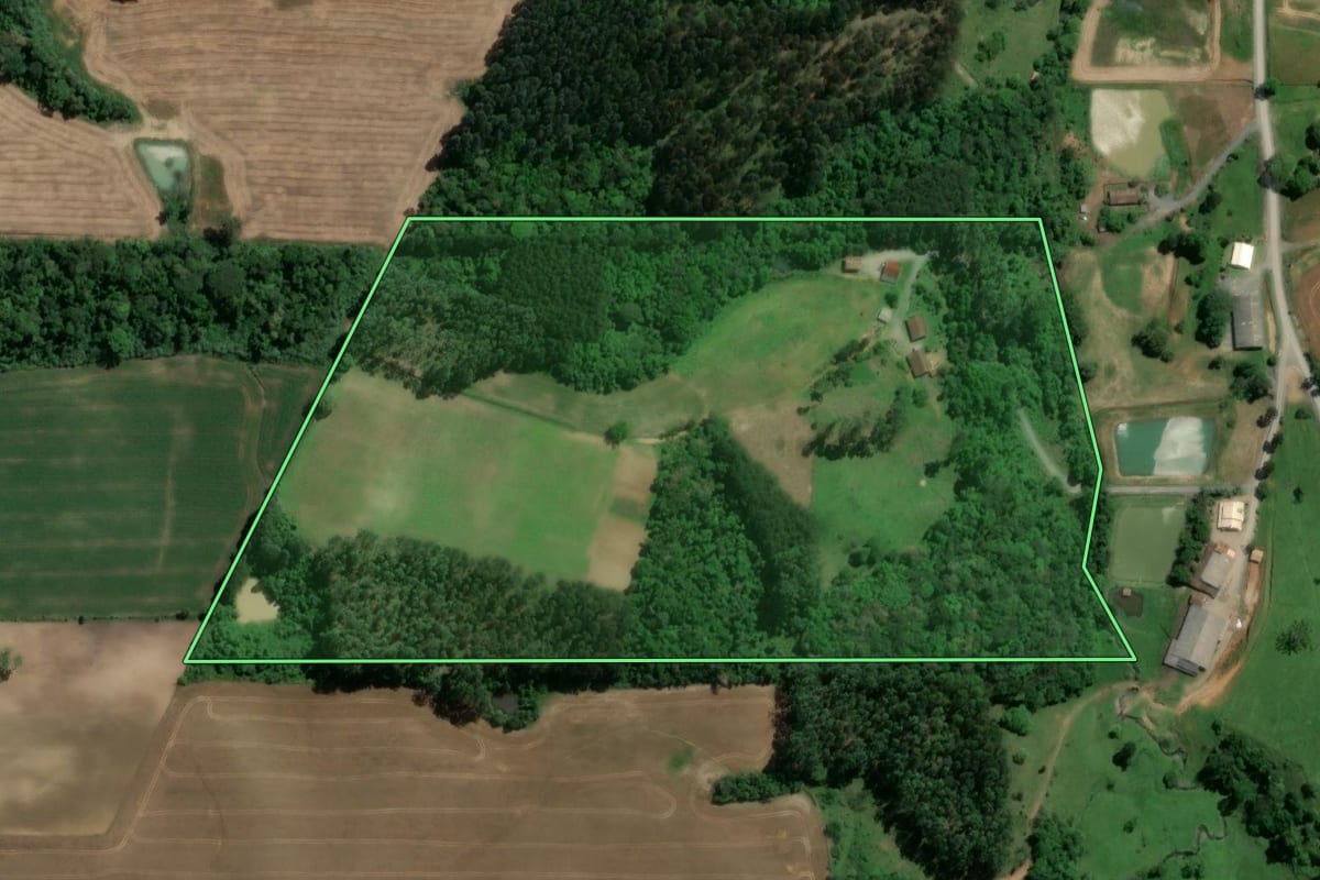 Imagem de satélite do imóvel rural em Atalanta (SC), com o contorno declarado no CAR desenhado por cima.