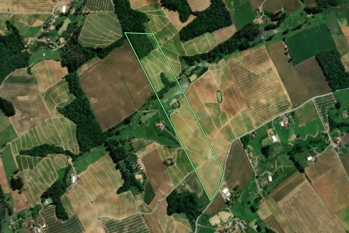 Imagem de satélite do imóvel rural em Atalanta (SC), com o contorno declarado no CAR desenhado por cima.