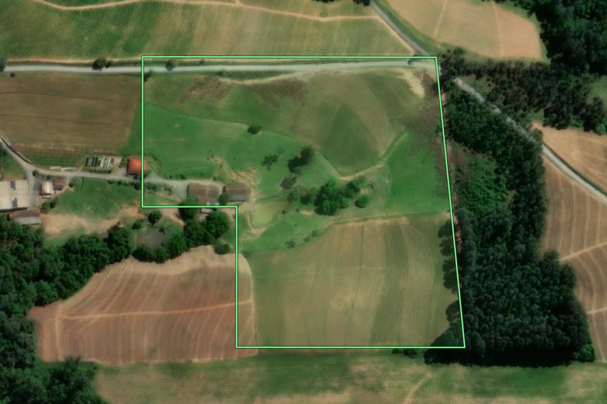 Imagem de satélite do imóvel rural em Atalanta (SC), com o contorno declarado no CAR desenhado por cima.