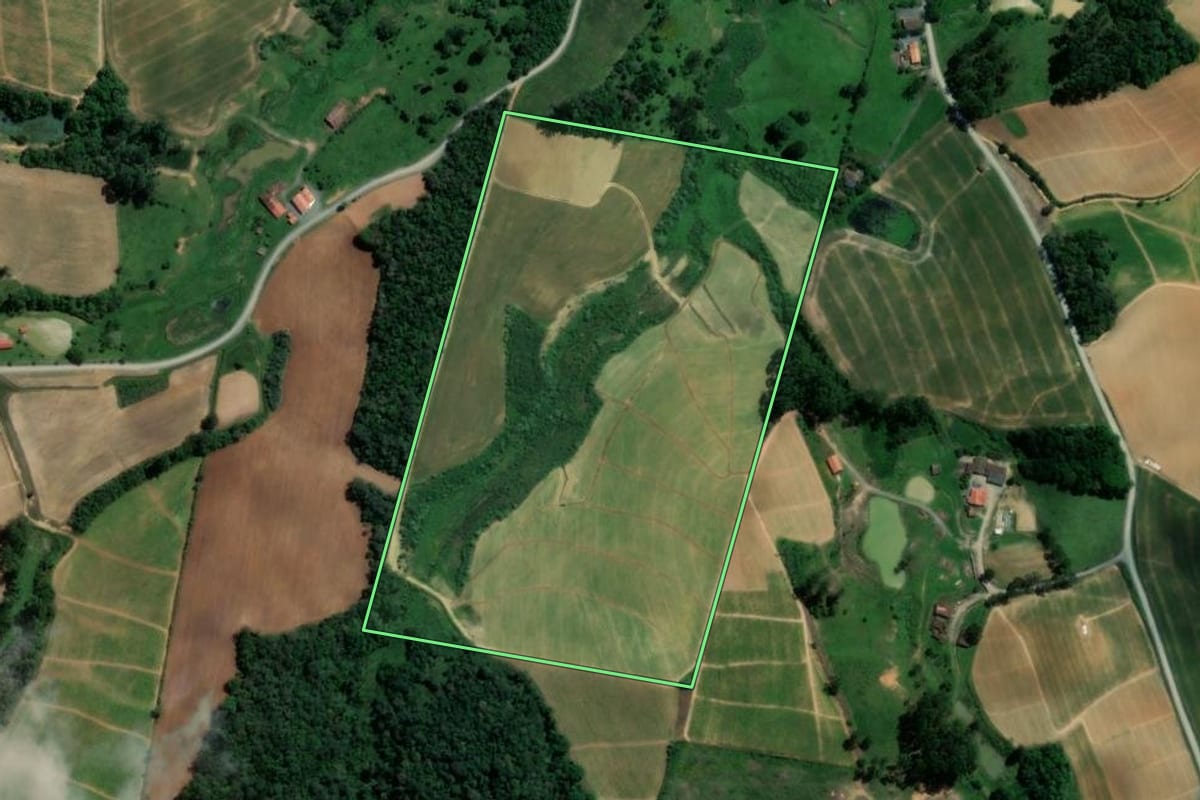 Imagem de satélite do imóvel rural em Atalanta (SC), com o contorno declarado no CAR desenhado por cima.