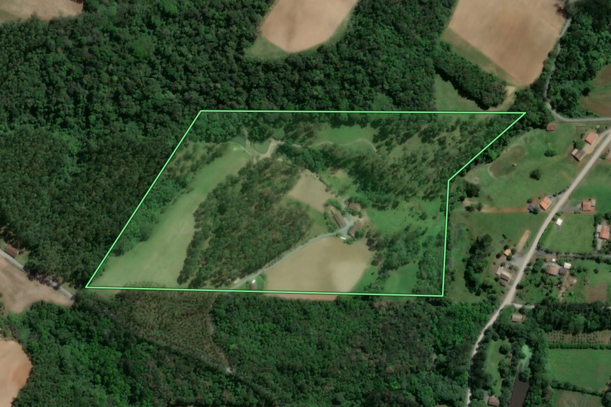 Imagem de satélite do imóvel rural em Atalanta (SC), com o contorno declarado no CAR desenhado por cima.