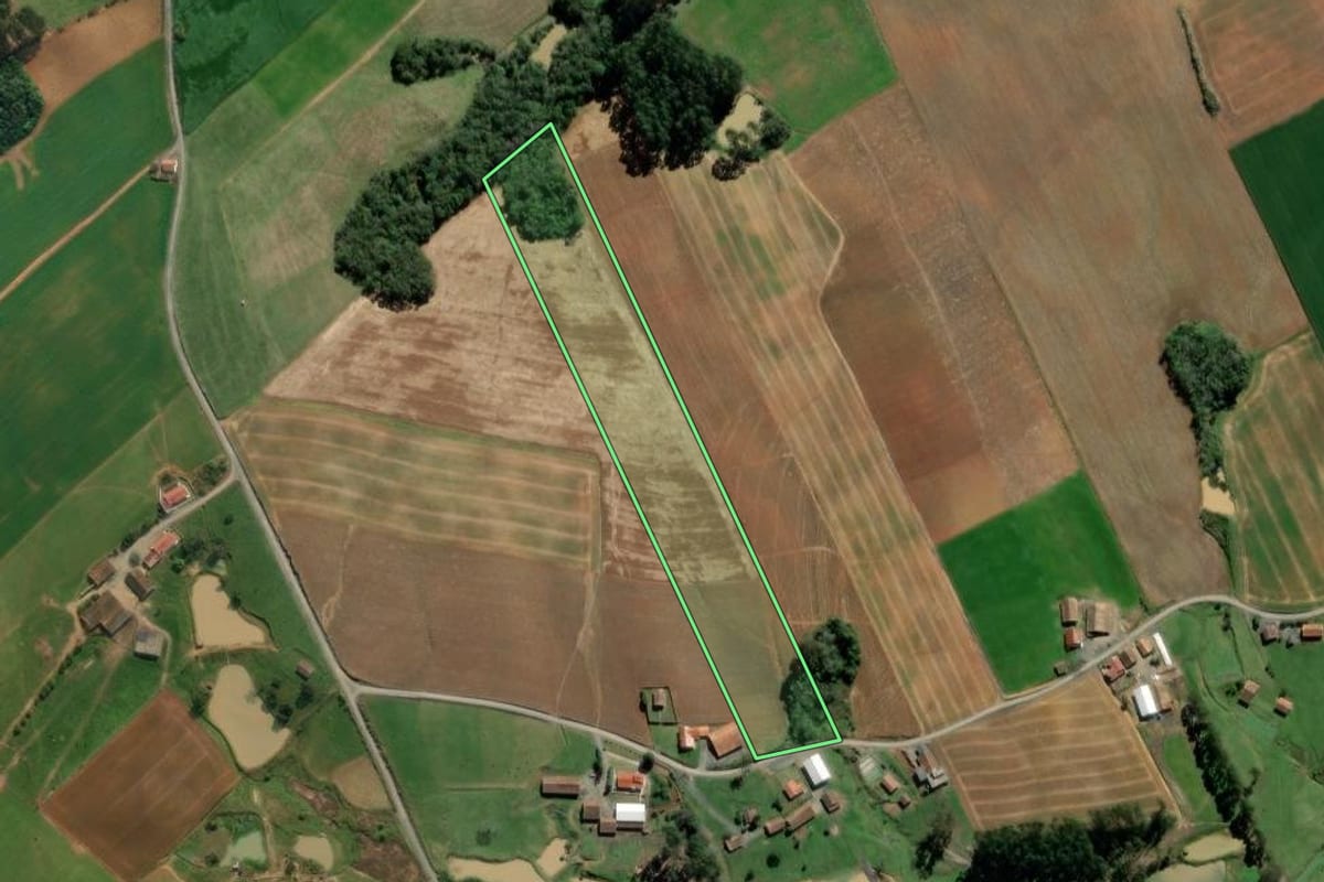 Imagem de satélite do imóvel rural em Atalanta (SC), com o contorno declarado no CAR desenhado por cima.