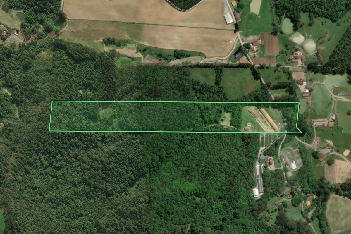 Imagem de satélite do imóvel rural em Atalanta (SC), com o contorno declarado no CAR desenhado por cima.
