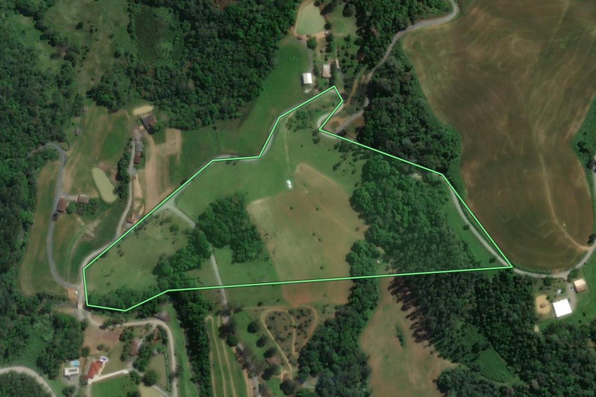 Imagem de satélite do imóvel rural em Atalanta (SC), com o contorno declarado no CAR desenhado por cima.