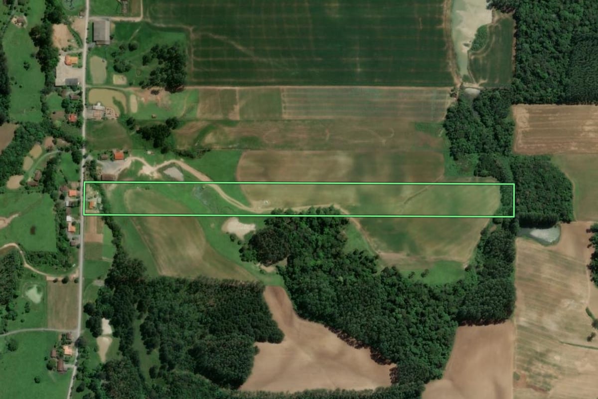 Imagem de satélite do imóvel rural em Atalanta (SC), com o contorno declarado no CAR desenhado por cima.
