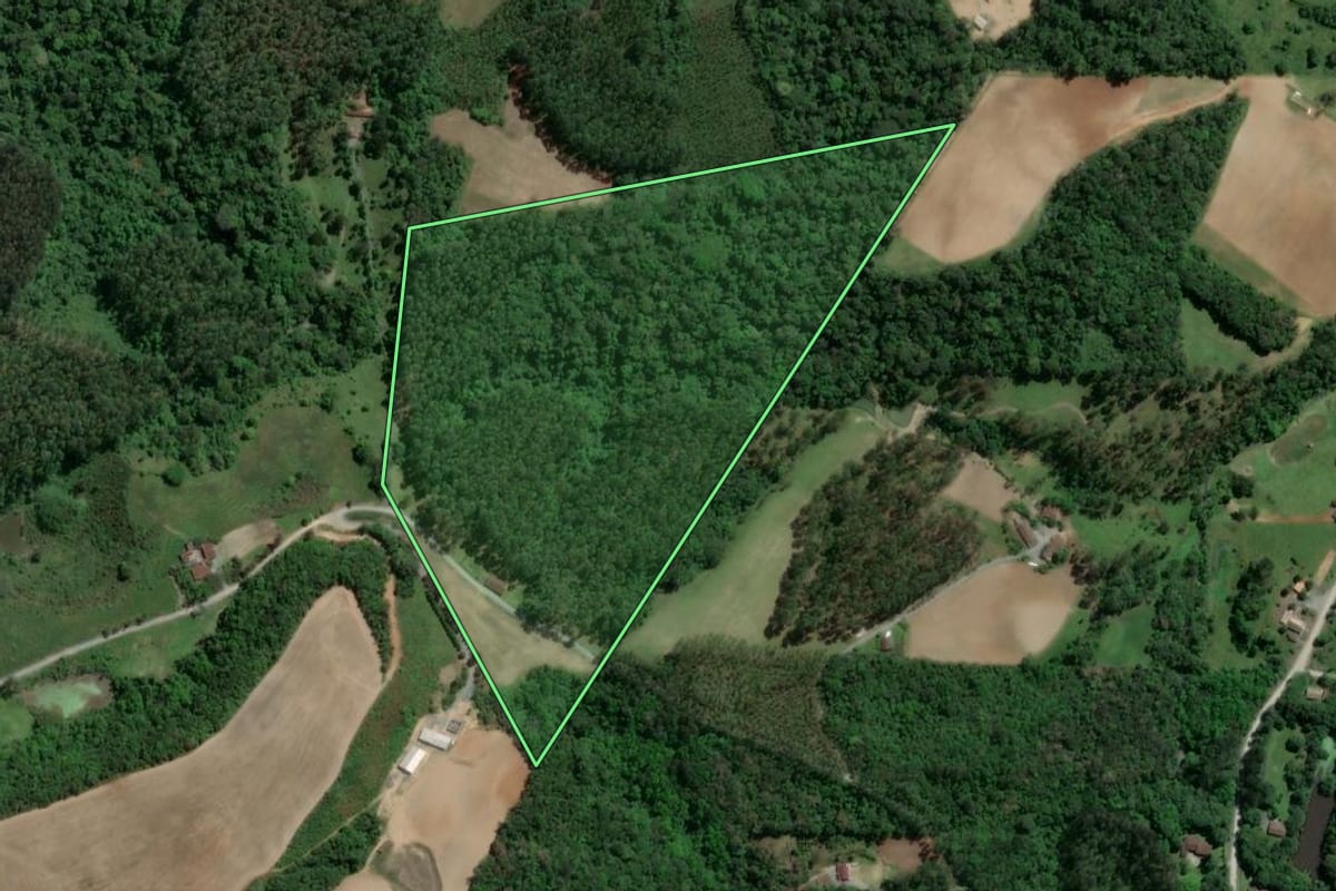 Imagem de satélite do imóvel rural em Atalanta (SC), com o contorno declarado no CAR desenhado por cima.