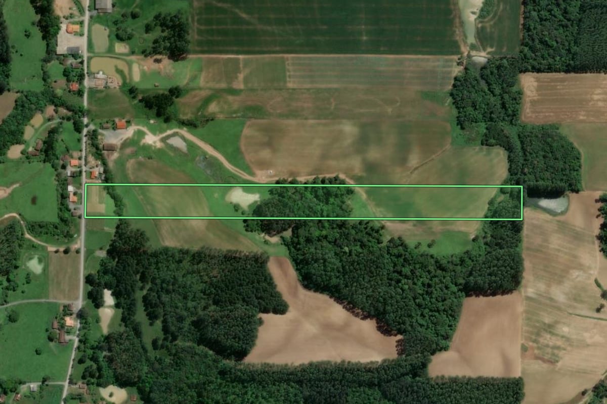 Imagem de satélite do imóvel rural em Atalanta (SC), com o contorno declarado no CAR desenhado por cima.