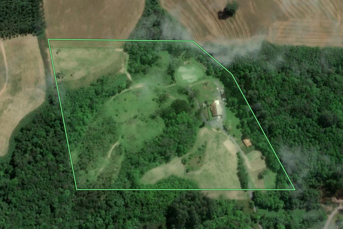 Imagem de satélite do imóvel rural em Atalanta (SC), com o contorno declarado no CAR desenhado por cima.