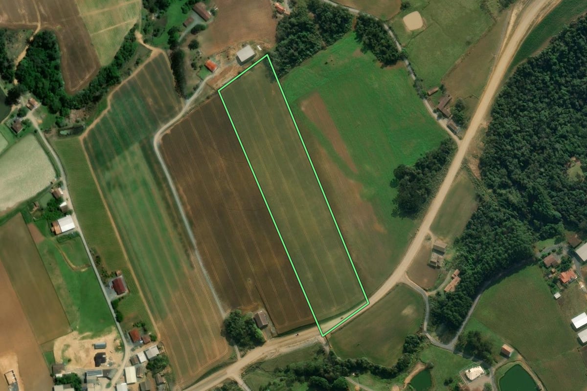 Imagem de satélite do imóvel rural em Atalanta (SC), com o contorno declarado no CAR desenhado por cima.