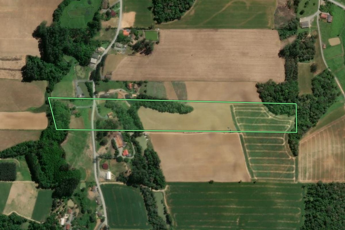Imagem de satélite do imóvel rural em Atalanta (SC), com o contorno declarado no CAR desenhado por cima.