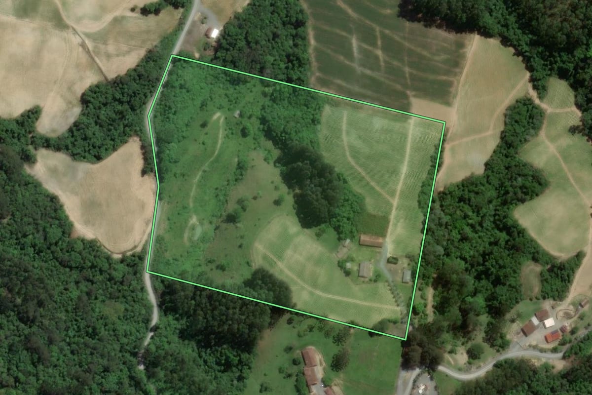 Imagem de satélite do imóvel rural em Atalanta (SC), com o contorno declarado no CAR desenhado por cima.