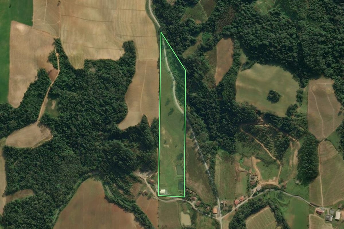 Imagem de satélite do imóvel rural em Atalanta (SC), com o contorno declarado no CAR desenhado por cima.
