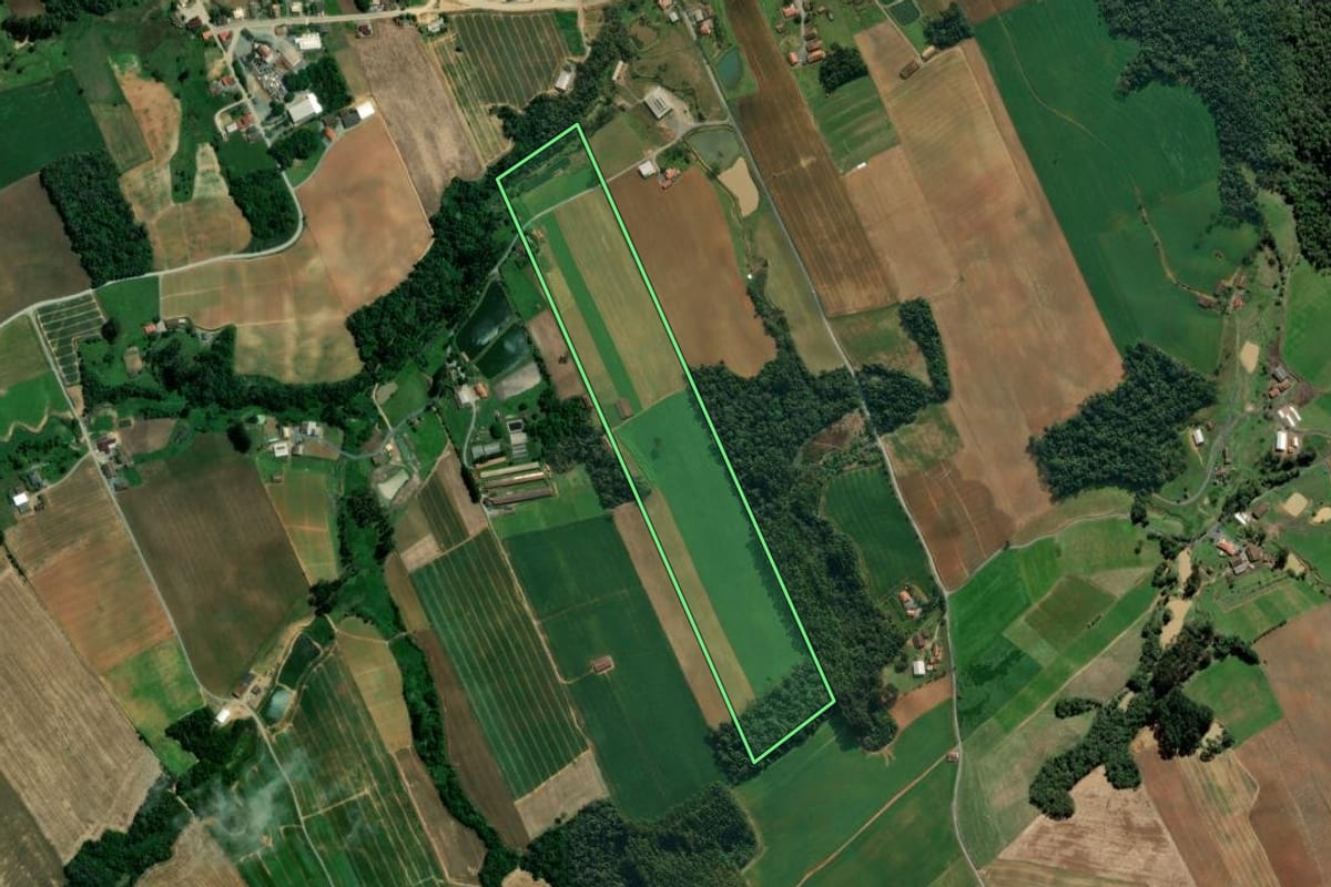 Imagem de satélite do imóvel rural em Atalanta (SC), com o contorno declarado no CAR desenhado por cima.