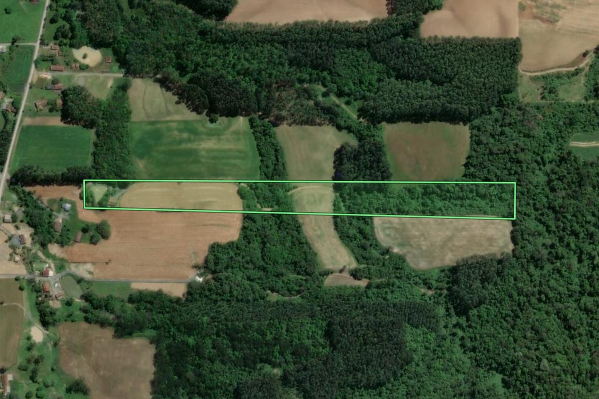 Imagem de satélite do imóvel rural em Atalanta (SC), com o contorno declarado no CAR desenhado por cima.