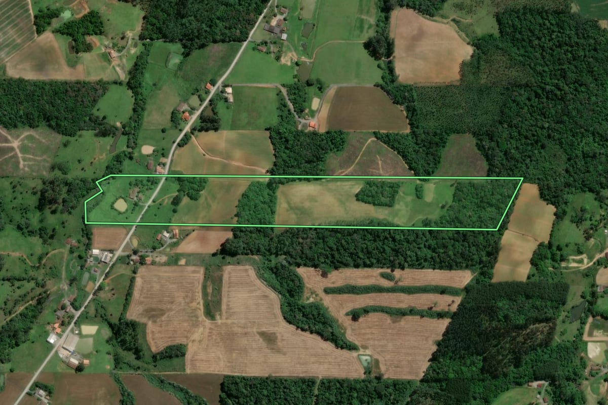 Imagem de satélite do imóvel rural em Atalanta (SC), com o contorno declarado no CAR desenhado por cima.