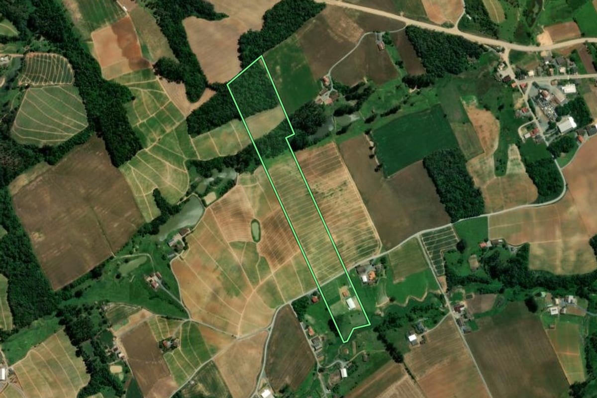 Imagem de satélite do imóvel rural em Atalanta (SC), com o contorno declarado no CAR desenhado por cima.